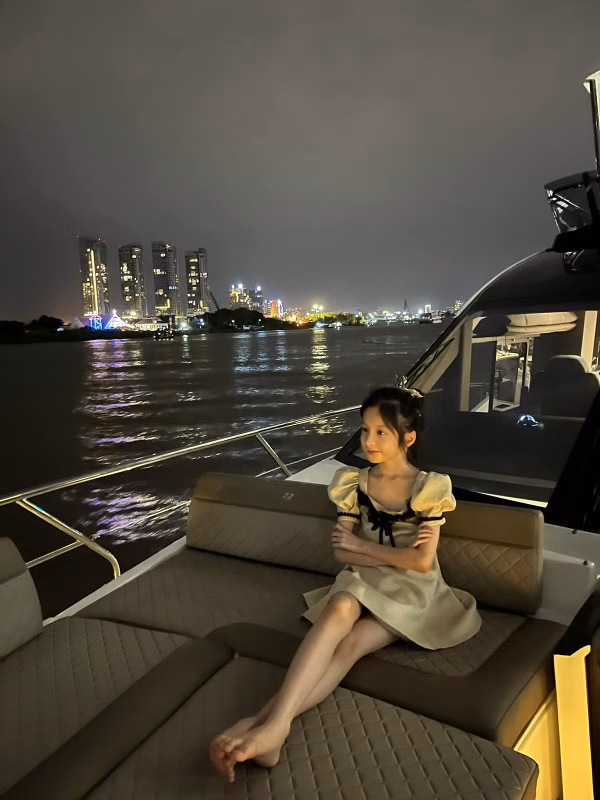 Dù trong nhà không thiếu balo hàng hiệu nhưng nhóc tì lại chỉ đeo đi học chiếc balo màu sắc dễ thương với giá tiền vừa phải.