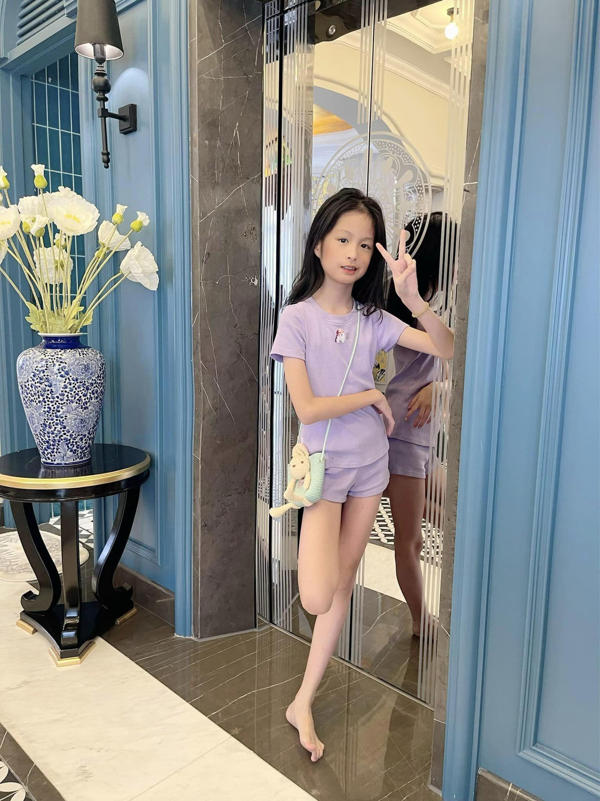 Được biết Hana đã lên lớp 4, cô bé sở hữu đôi chân dài và nét dịu dàng, xinh xắn.