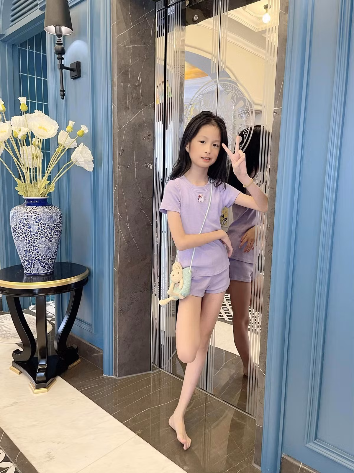 Được biết Hana đã lên lớp 4, cô bé sở hữu đôi chân dài và nét dịu dàng, xinh xắn.