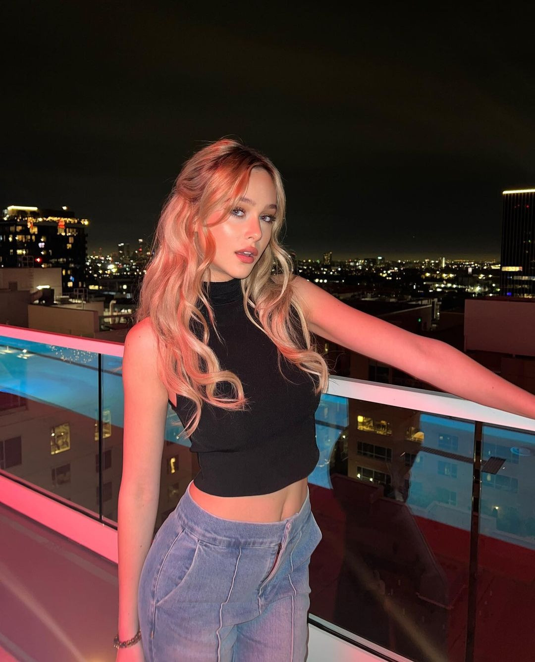 Cô còn được người hâm mộ đặt biệt danh "búp bê sống" vì có làn da trắng muốt và nhan sắc xinh đẹp như búp bê.