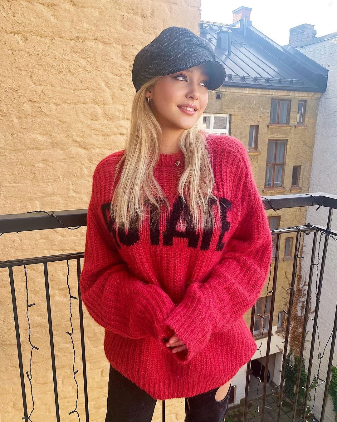 Thân hình của nàng hot girl TikTok trông thon thả hơn nhưng vẫn căng tràn sức sống, không bị gầy quá mức.