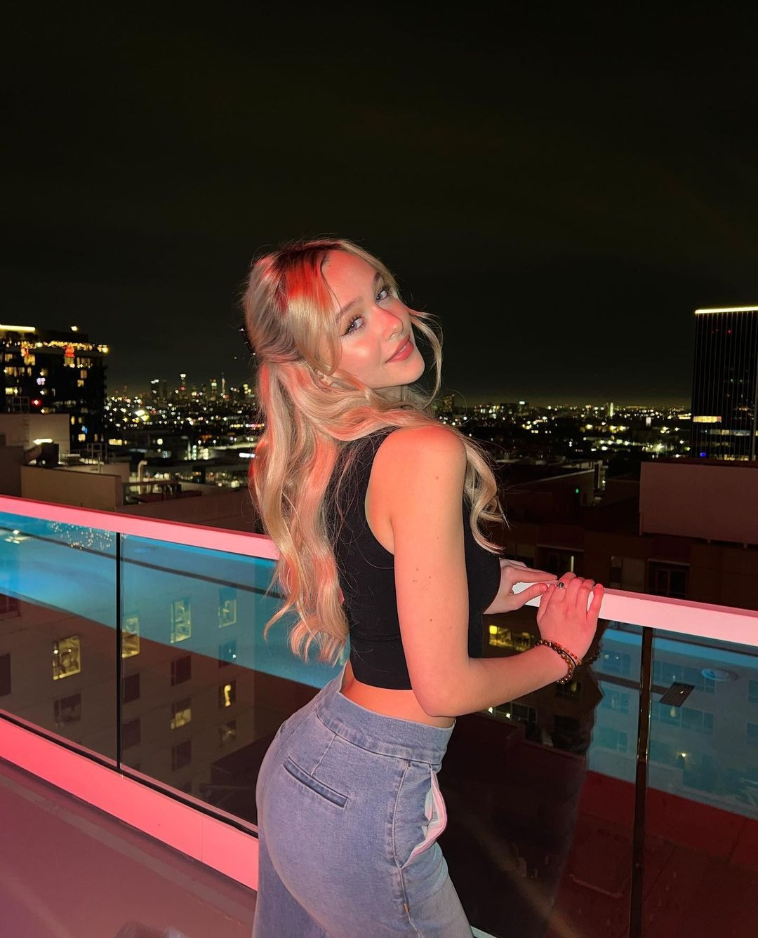 Mái tóc sáng màu, phong cách ăn mặc hiện đại và nụ cười ngọt ngào của người đẹp 10x được nhiều người nhận xét như nữ chính trong các bộ phim tuổi teen của Mỹ.