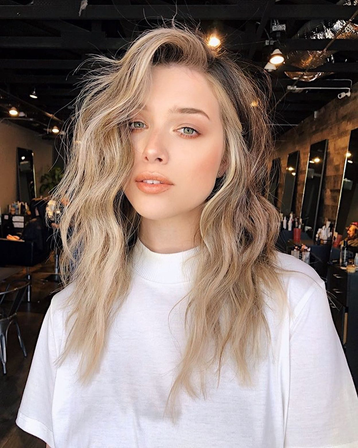 Trên trang cá nhân, cô thường xuyên chia sẻ hình ảnh ăn mặc táo bạo, hiếm thấy khoảnh khắc kín đáo của cô. Ảnh: IGNV