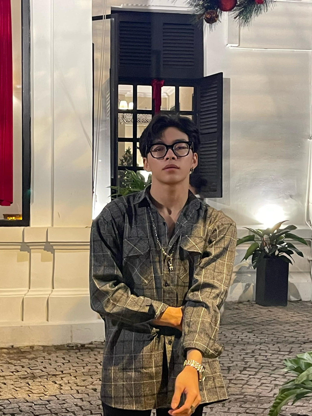 Ngoài thân hình săn chắc, anh còn thu hút fan bởi vẻ lãng tử, gu thời trang cá tính. Ảnh: FBNV