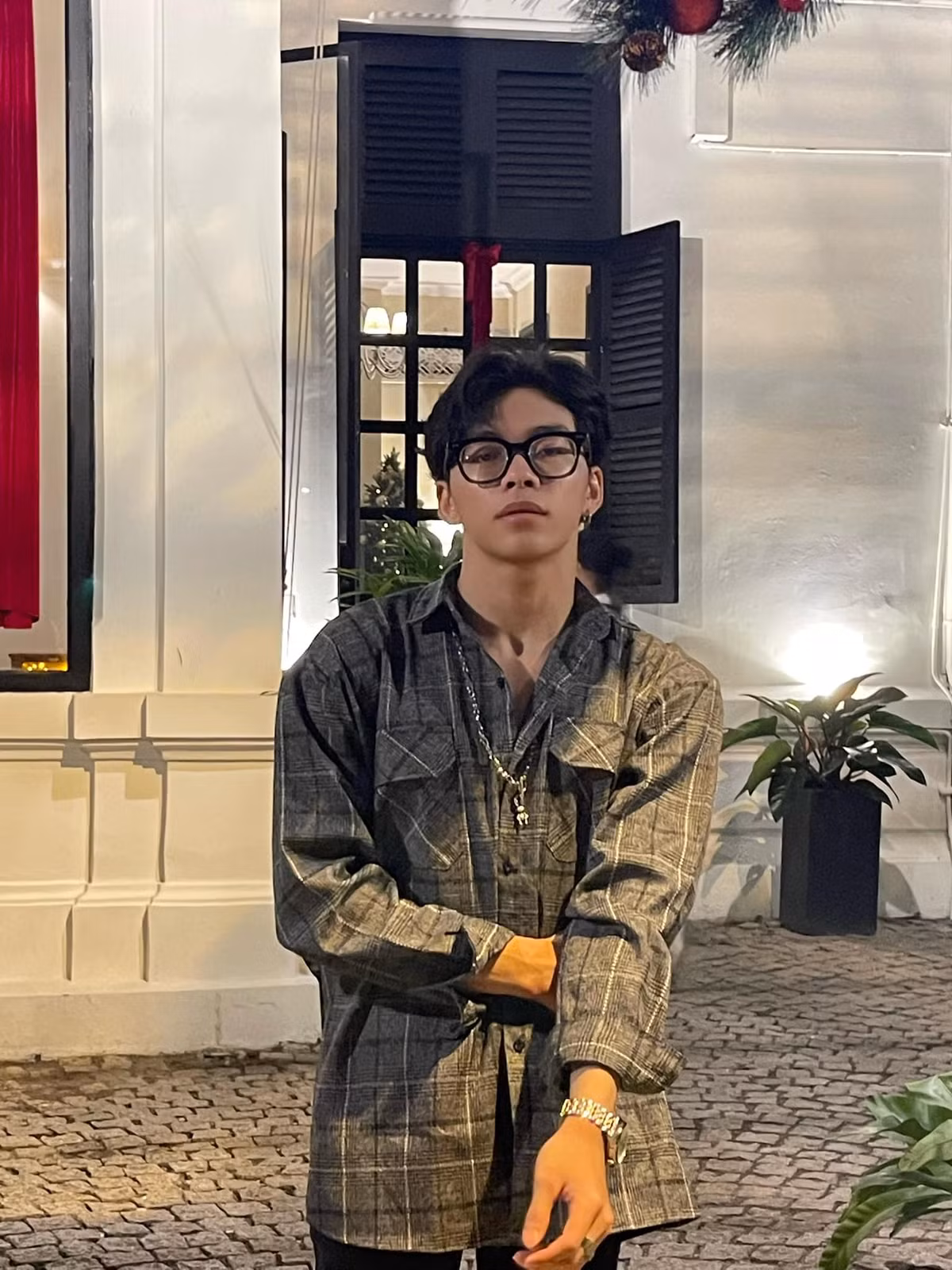 Ngoài thân hình săn chắc, anh còn thu hút fan bởi vẻ lãng tử, gu thời trang cá tính. Ảnh: FBNV