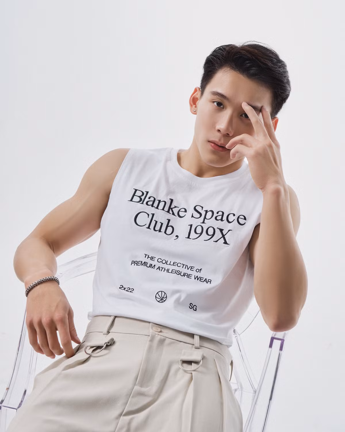 Nam VĐV khiến nhiều người "đứng ngồi không yên" khi thường xuyên đăng tải những tấm ảnh khoe thân hình săn chắc, cơ bắp cuồn cuộn trên mạng xã hội.