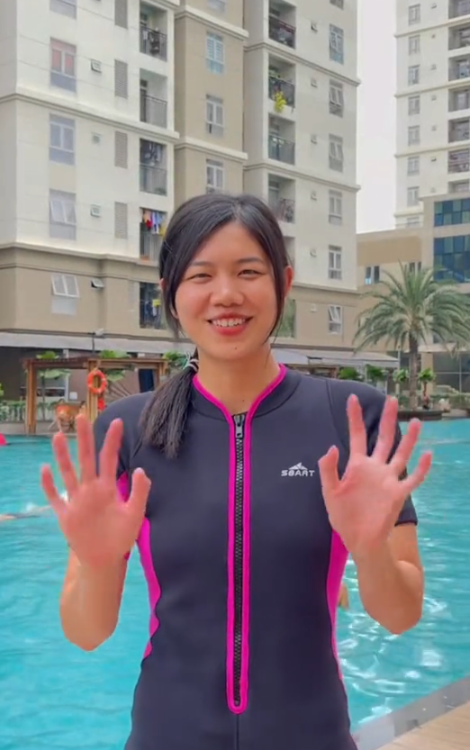 Hình ảnh nàng "kình ngư" xuất hiện trong chiếc áo dài truyền thống màu hồng nữ tính làm bao người xuýt xoa.