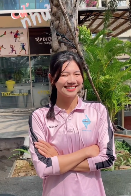 Có thể dễ dàng nhận thấy, Ánh Viên sau giải nghệ đã thay đổi hoàn toàn ngoại hình lẫn phong cách, cô dịu dàng, nền nã hơn.