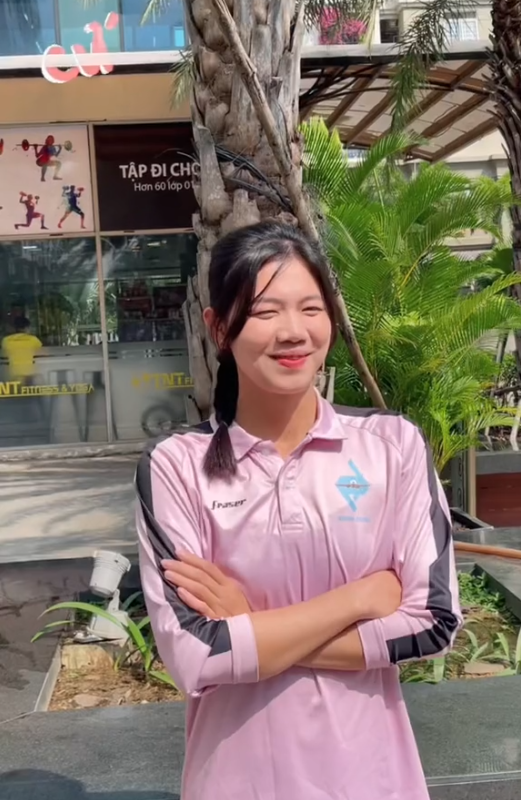 Điểm thu hút nhất cư dân mạng là nụ cười duyên dáng, nhan sắc thăng hạng của cô nàng.