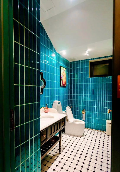 Ngoài phòng ngủ, Hana còn góc học tập, phòng tắm, phòng thay đồ riêng.