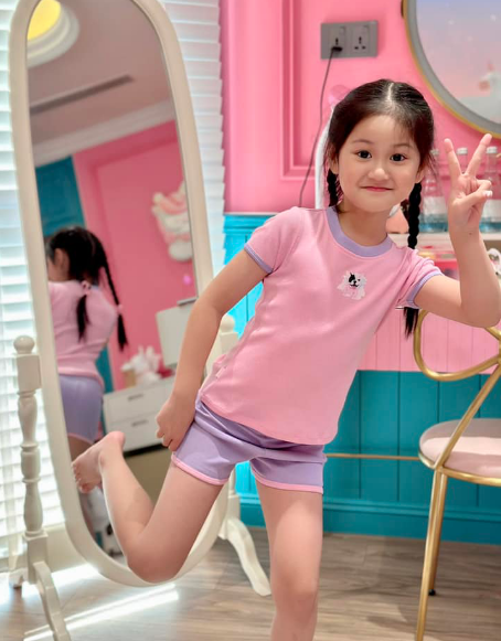 Phòng ngủ của cô con gái thứ 2 tên Yuki cũng sang xịn không kém với tông hồng xanh.