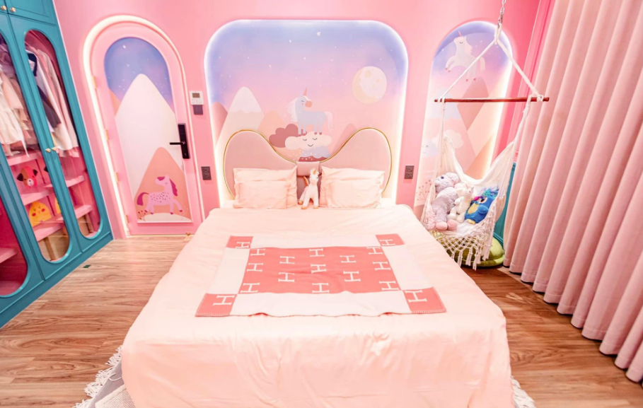 So với phòng của chị cả, phòng ngủ cho bé Yuki có diện tích nhỏ hơn đôi chút nhưng vẫn có đủ những không gian cần thiết như: bàn học, giường ngủ, tủ quần áo, khu vui chơi,...