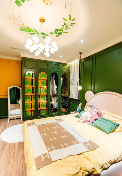 Những món đồ nội thất như giường, bàn, ghế,... trong phòng còn được thiết kế hình dạng tai gấu cực kỳ đáng yêu.