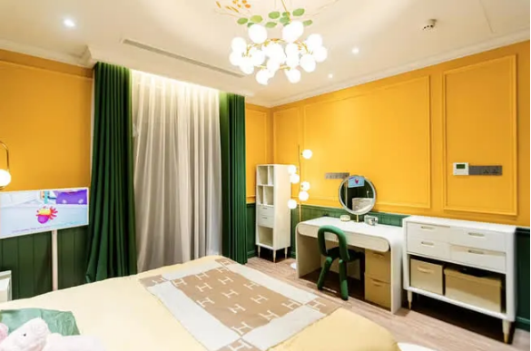 Căn phòng cũng có tủ để đồ chơi, kệ sách, gương soi,... đầy đủ.