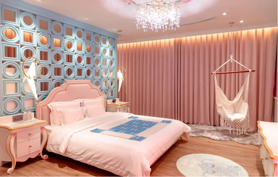 Căn phòng có thiết kế khá nữ tính và nhẹ nhàng, cách phối màu hồng và xanh giúp mang đến cảm giác dễ chịu, thoải mái.