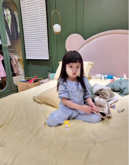 Còn đây là phòng ngủ của cô nhóc út tên Bing Bing. Dù chưa đến tuổi sử dụng nhưng em cũng được bố mẹ dành cho một căn phòng tông vàng xanh làm chủ đạo.
