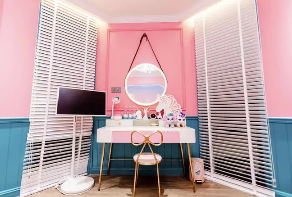 Căn phòng ngủ của Yuki đẹp như khách sạn khiến nhiều người mê mẩn, ai cũng trầm trồ bởi độ giàu sang chuẩn rich kid của con gái Đoàn Di Băng.