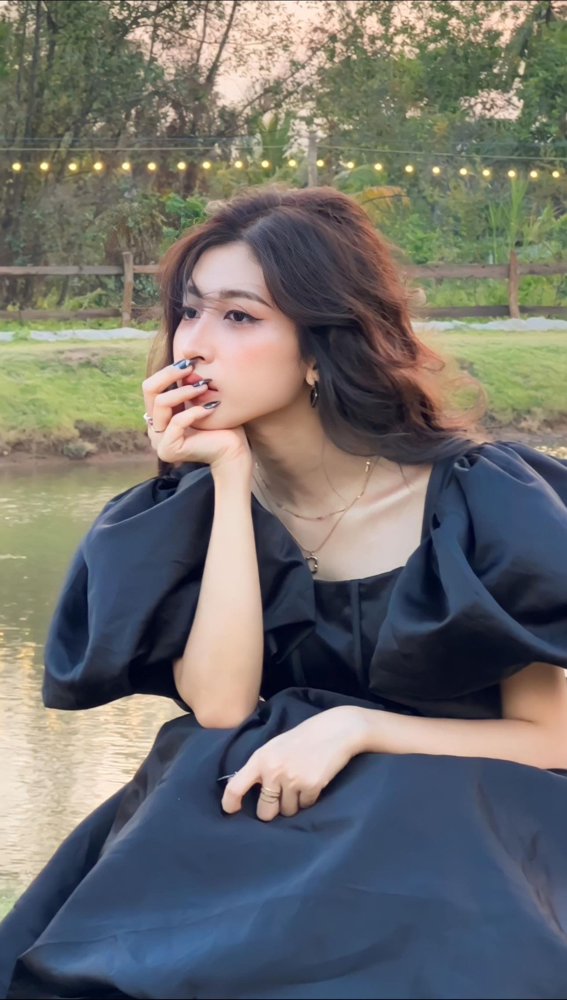 Được biết, đó là nàng hot girl Kim Chi. Cô nàng sinh năm 1994, từng đóng MV cho các ca sĩ Vương Anh Tú, Trịnh Đình Quang.