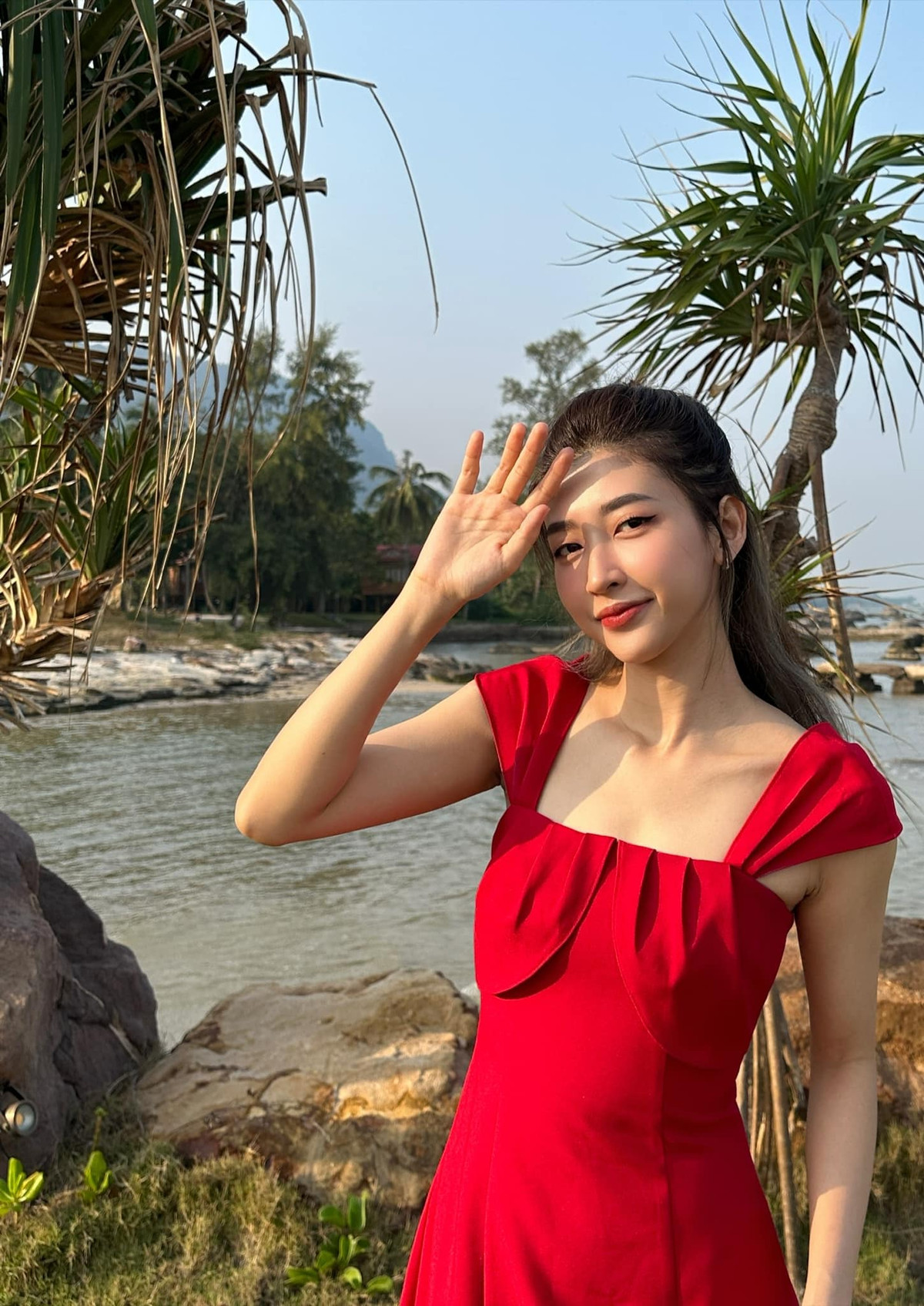 Hot girl Kim Chi sở hữu ngoại hình xinh xắn, với gương mặt duyên dáng cùng vóc dáng thanh mảnh, "mình hạc xương mai".