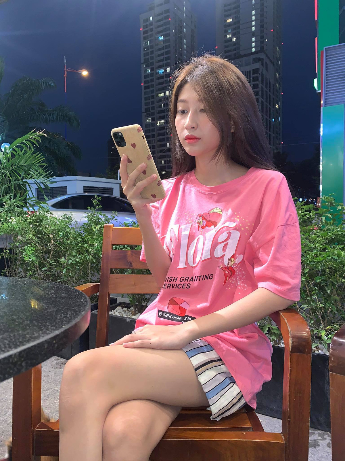 Dù "mình hạc xương mai" nhưng nàng hot girl sinh năm 1994 vẫn sở hữu cặp tuyết lê quyến rũ.