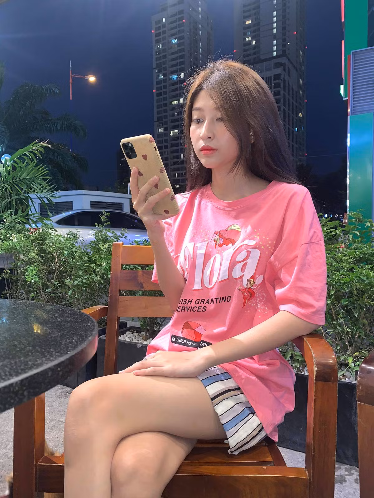 Dù "mình hạc xương mai" nhưng nàng hot girl sinh năm 1994 vẫn sở hữu cặp tuyết lê quyến rũ.