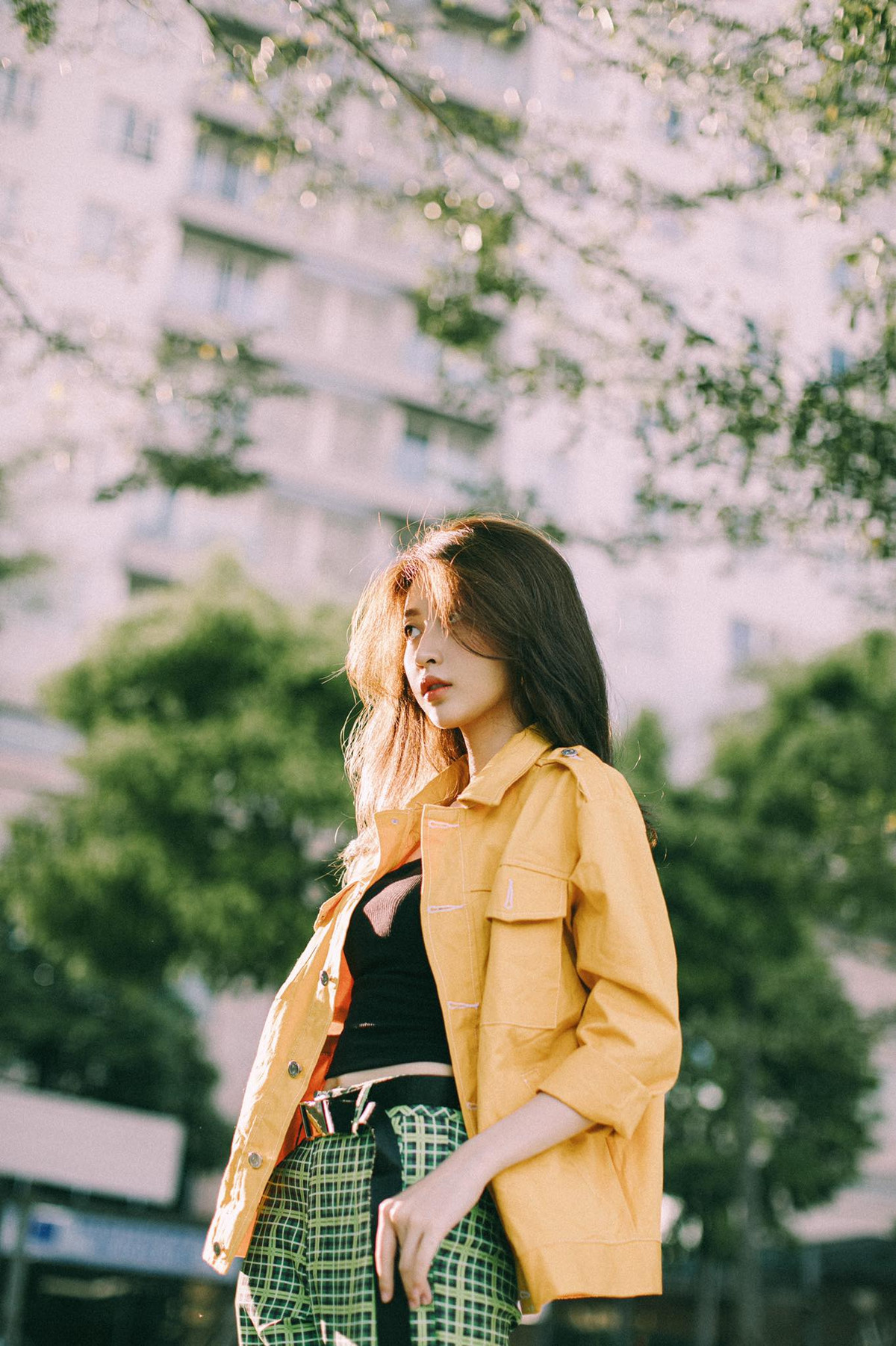 Không quá kín đáo, Kim Chi vẫn tinh tế có những khoảng hở giúp khoe ưu điểm hình thể.