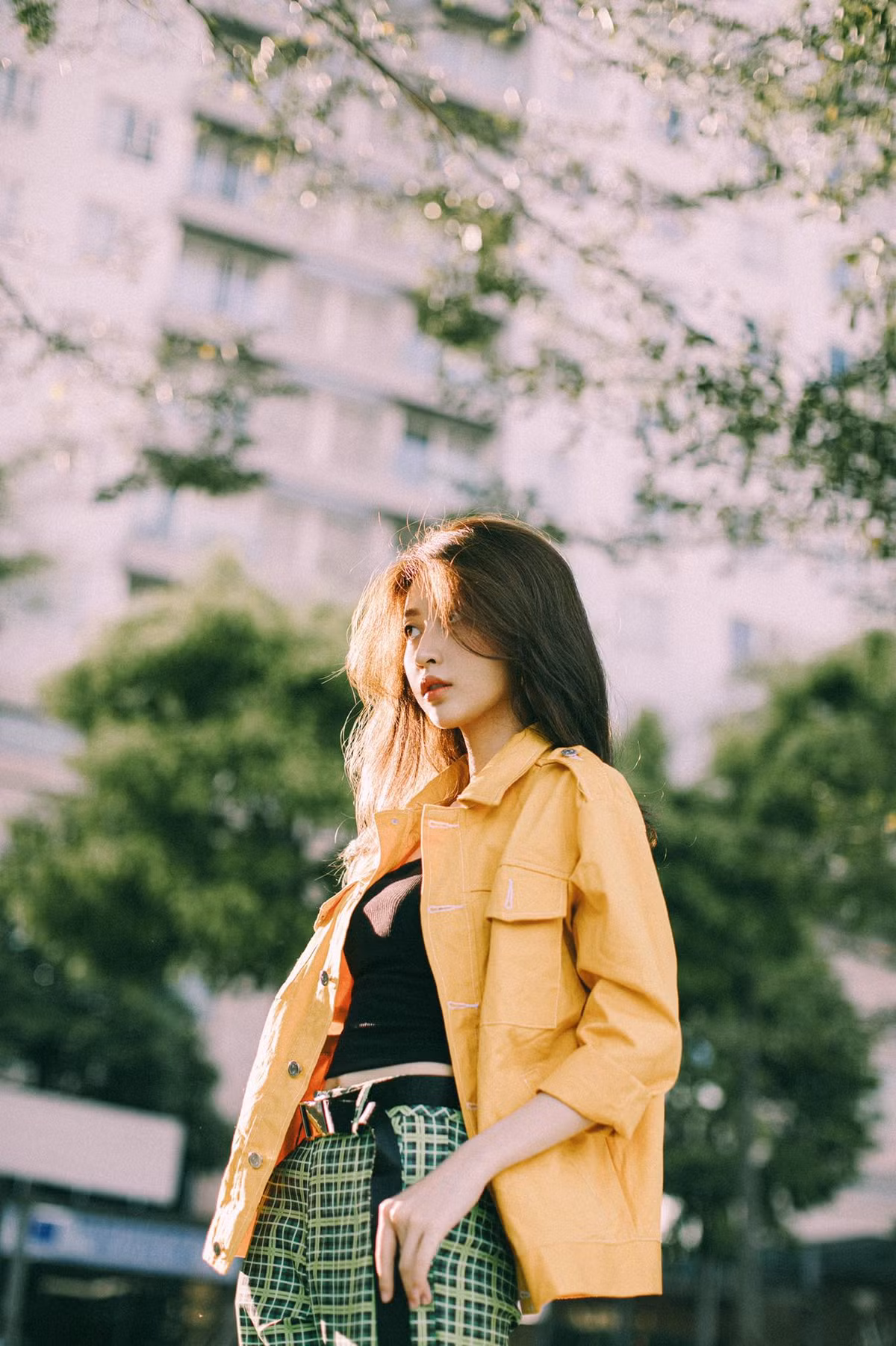 Không quá kín đáo, Kim Chi vẫn tinh tế có những khoảng hở giúp khoe ưu điểm hình thể.