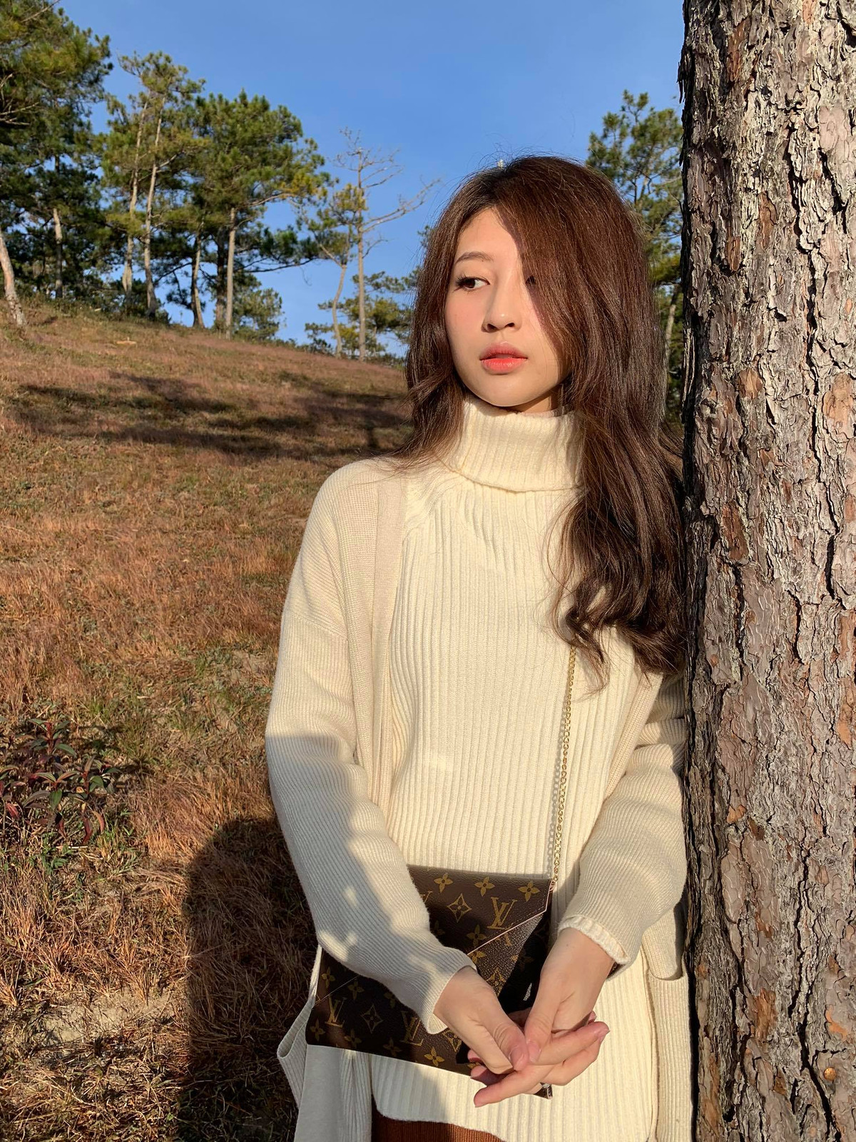 Trở về với thời trang ngày thường, nàng hot girl yêu thích thời trang thanh lịch.