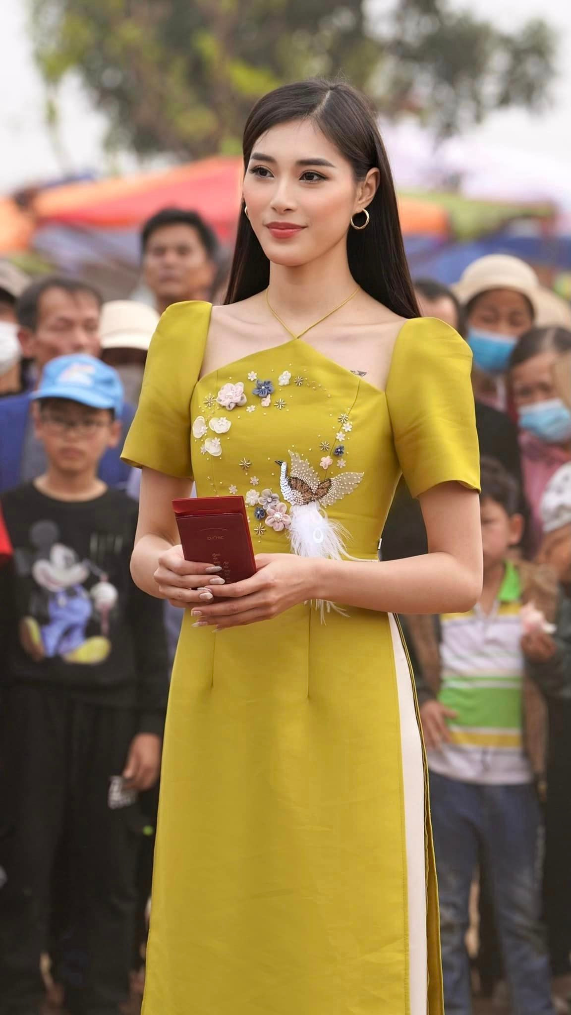 Trong mội số chương trình, cựu VĐV bóng chuyền diện áo dài thướt tha, nền nã và trông dịu dàng.