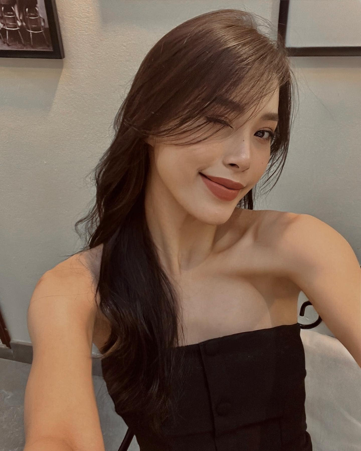 Rời trường quay, người đẹp khiến nhiều người "loá mắt" với những trang phục khoe vóc dáng nuột nà đúng chất một cựu vận động viên bóng chuyền. Ảnh: FBNV