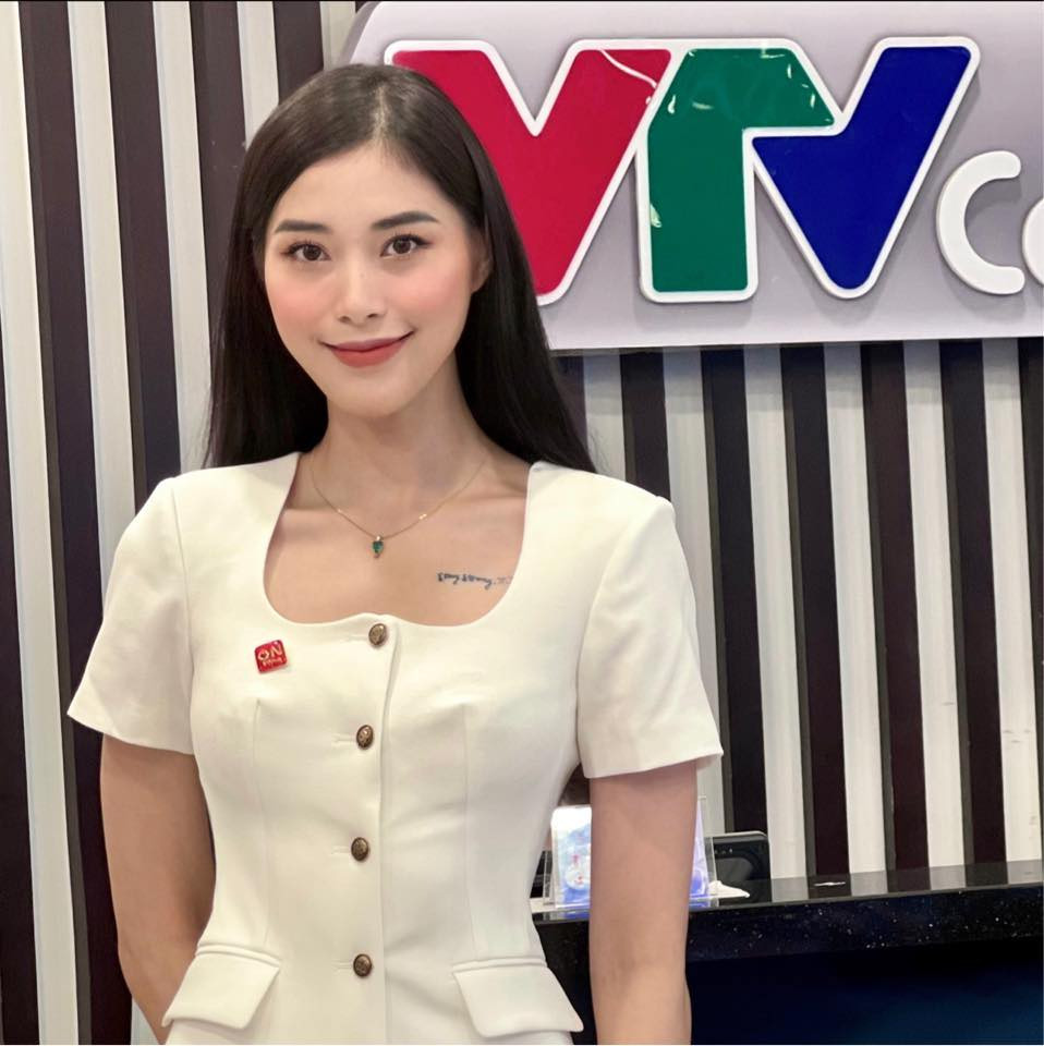 Với Thu Huyền, nhờ sở hữu chiều cao cùng vóc dáng chuẩn chỉnh, cô nàng diện áo dài vô cùng cuốn hút.