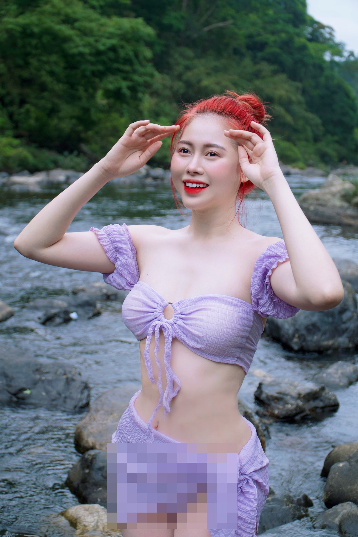 Khoác lên mình set bikini cách điệu với áo cúp ngực và chân váy quấn mang sắc tím mộng mơ, cô nàng hoá nữ thần tắm suối đầy quyến rũ.