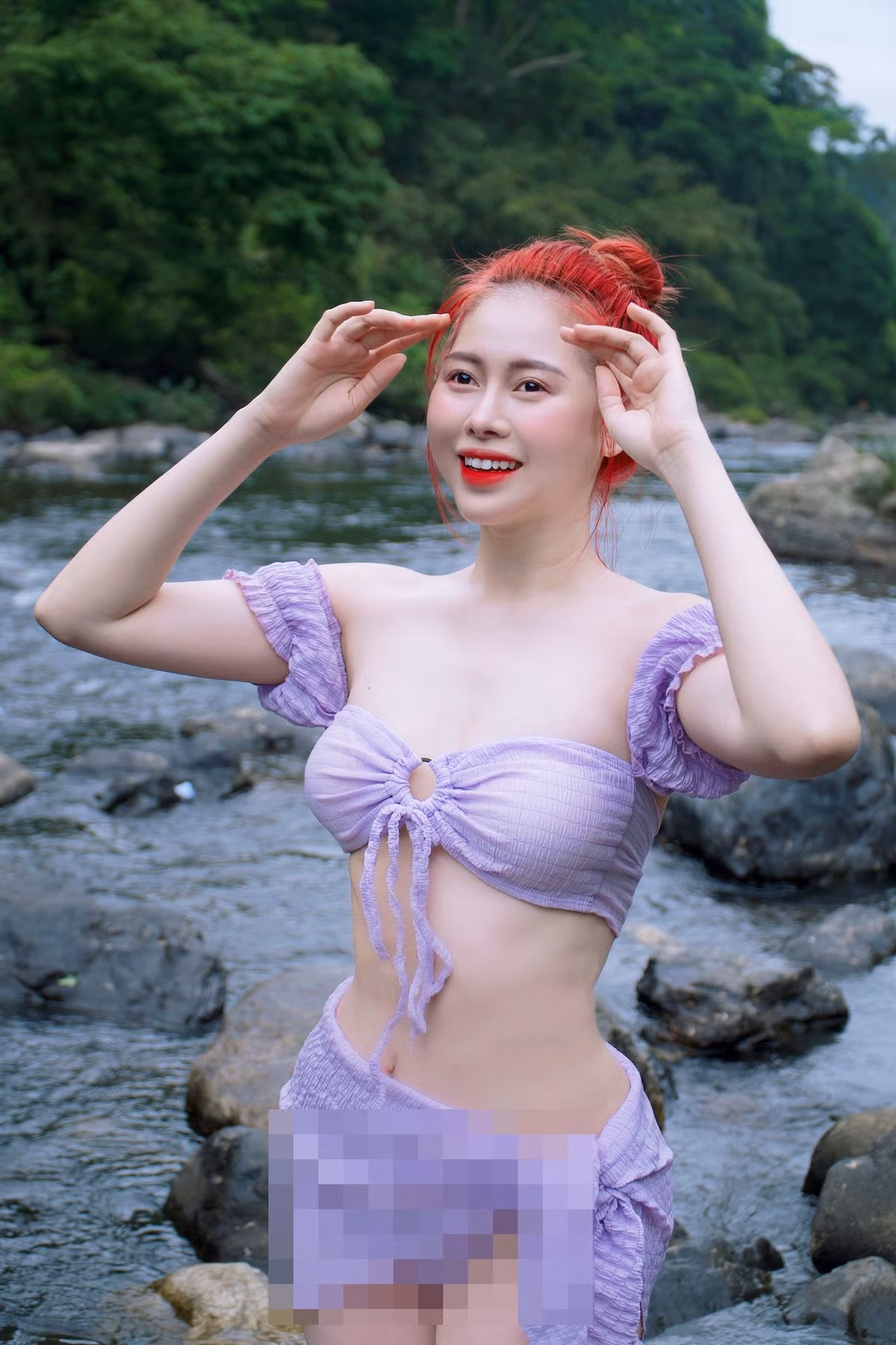 Khoác lên mình set bikini cách điệu với áo cúp ngực và chân váy quấn mang sắc tím mộng mơ, cô nàng hoá nữ thần tắm suối đầy quyến rũ.