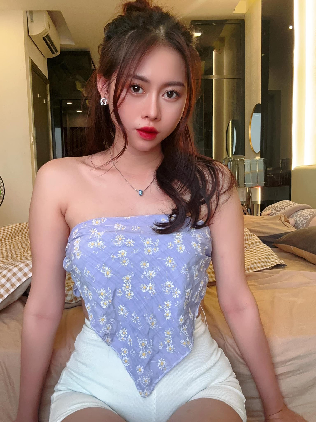 Hiểu rõ lợi thế của bản thân, cô nàng theo đuổi phong cách gợi cảm, thường xuyên xuất hiện trong trang phục táo bạo, cá tính, khỏe khắn nhưng không kém phần quyến rũ.