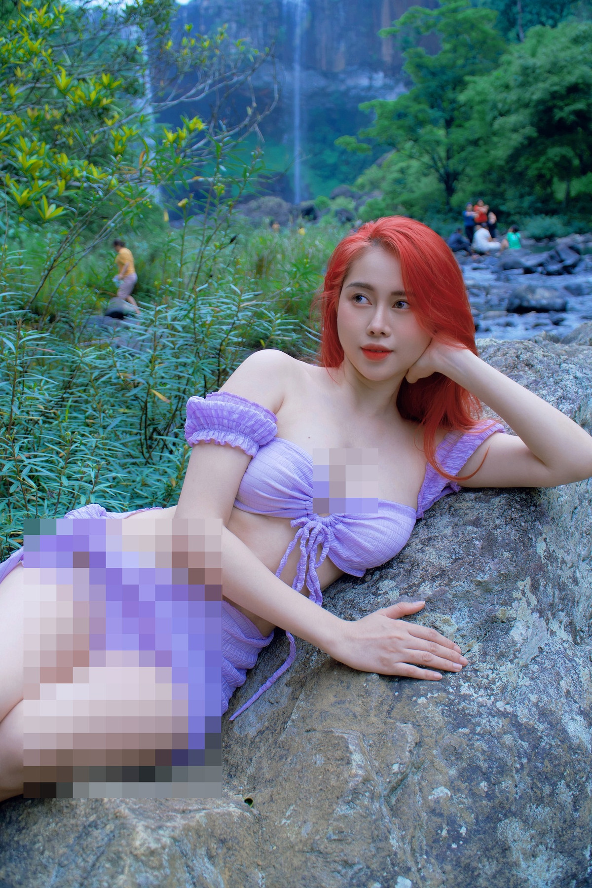 Dù trang phục màu tím dễ làm xỉn da, nhưng với Phương Thoa thì điều đó không hề ảnh hưởng đến cô.