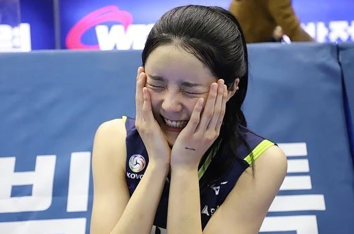 Vận động viên bóng chuyền này chuyển từ CLB Incheon Heungkuk Life Pink Spiders tại quê nhà đến PAOK Morris ở Hy Lạp vào năm 2021 và năm ngoái, cô đã gia nhập Rapid Bucharest ở giải vô địch bóng chuyền Romania.