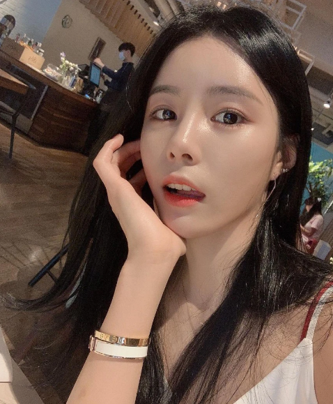 Điểm mạnh của cô không chỉ nằm ở chiều cao 1m79 mà còn ở tinh thần thi đấu, khi cô sở hữu một lối chơi lăn xả đầy máu lửa.