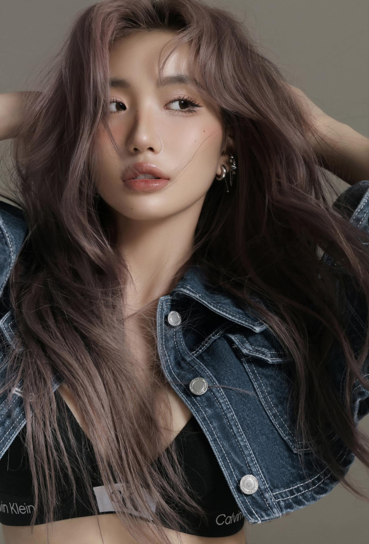 Thông qua một vài bộ ảnh nghệ thuật trên MXH có thể thấy Khánh Huyền vẫn gợi cảm, thoải mái ăn mặc như thời còn gái son.