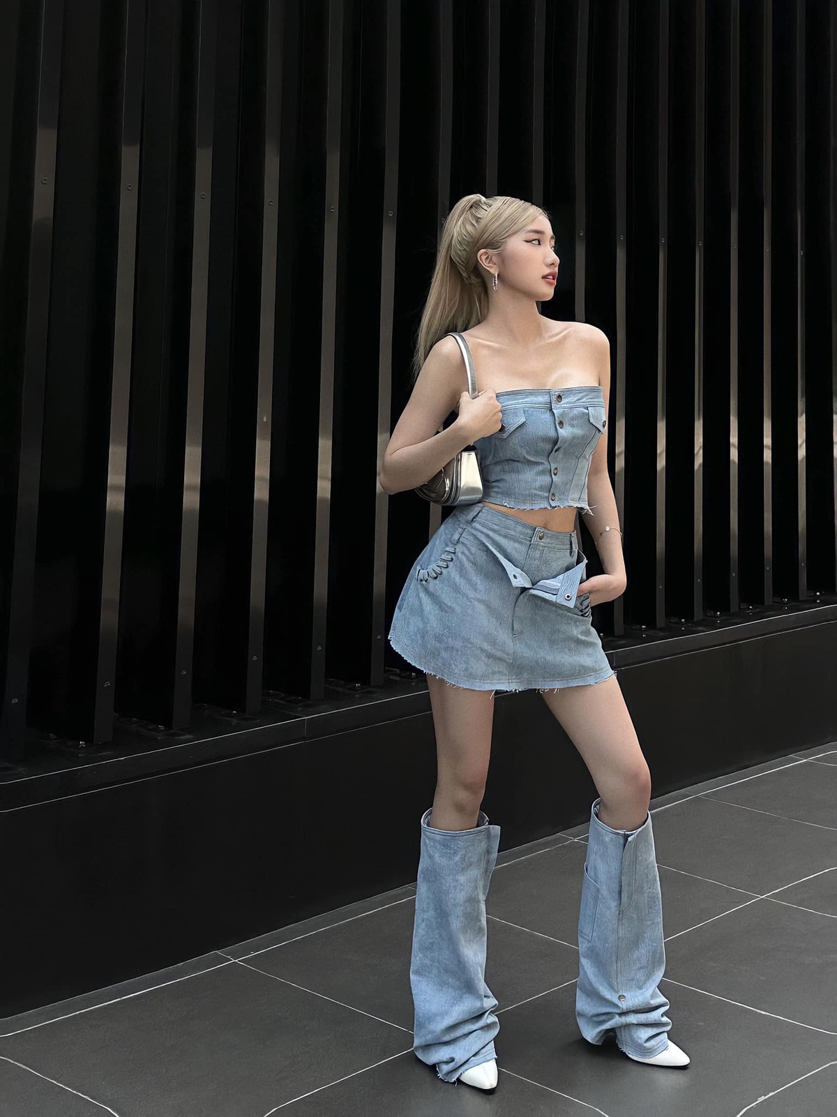 Vóc dáng gọn gàng, thanh mảnh của Khánh Huyền là yếu tố quan trọng để cô theo đuổi nghề mẫu ảnh.