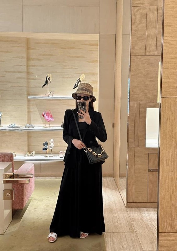 Làm dâu hào môn, Khánh Huyền dù vẫn khoe nhan sắc xinh đẹp của mình nhưng không quá nhắc đến chuyện đời tư. Có thể nhận thấy rằng, nhan sắc ở tuổi 19 của cô nàng đẹp rạng ngời khiến nhiều người ngưỡng mộ. Ảnh: FBNV