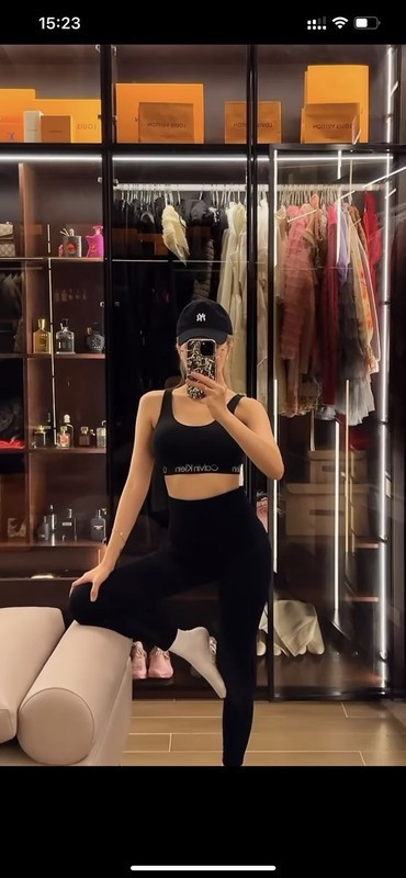 Có lần Khánh Huyền chia sẻ hình ảnh ở nhà và vô tình để lộ cả cơ ngơi hàng hiệu mà mọi cô gái đều ao ước.