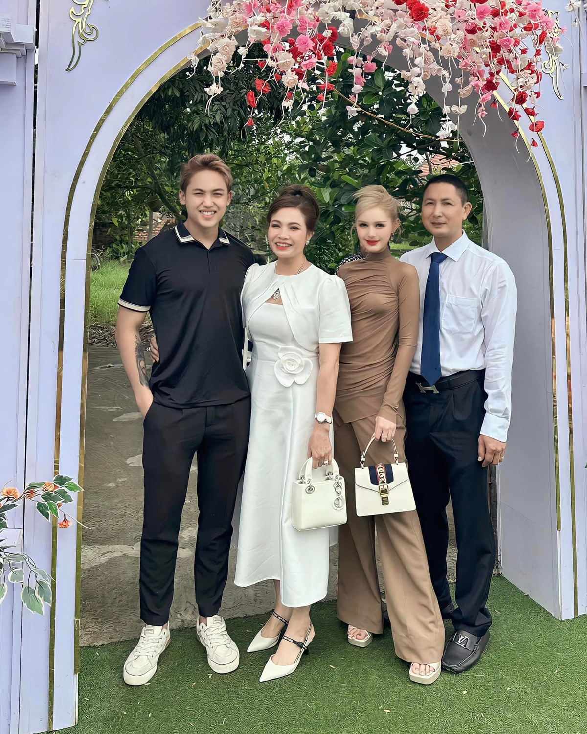 Đặc biệt, trong loạt ảnh đăng tải, hot girl Xoài Non lần đầu hé lộ bức tranh gia đình với đầy đủ các thành viên bao gồm bố mẹ và anh trai ruột.