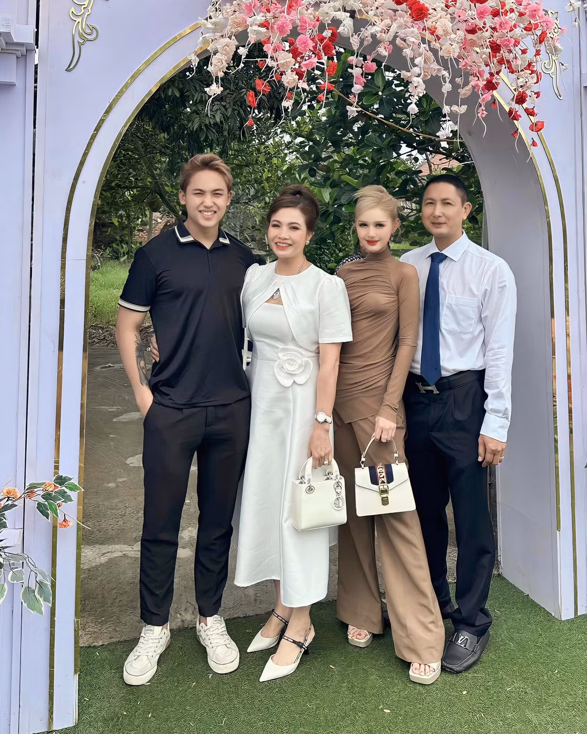 Đặc biệt, trong loạt ảnh đăng tải, hot girl Xoài Non lần đầu hé lộ bức tranh gia đình với đầy đủ các thành viên bao gồm bố mẹ và anh trai ruột.