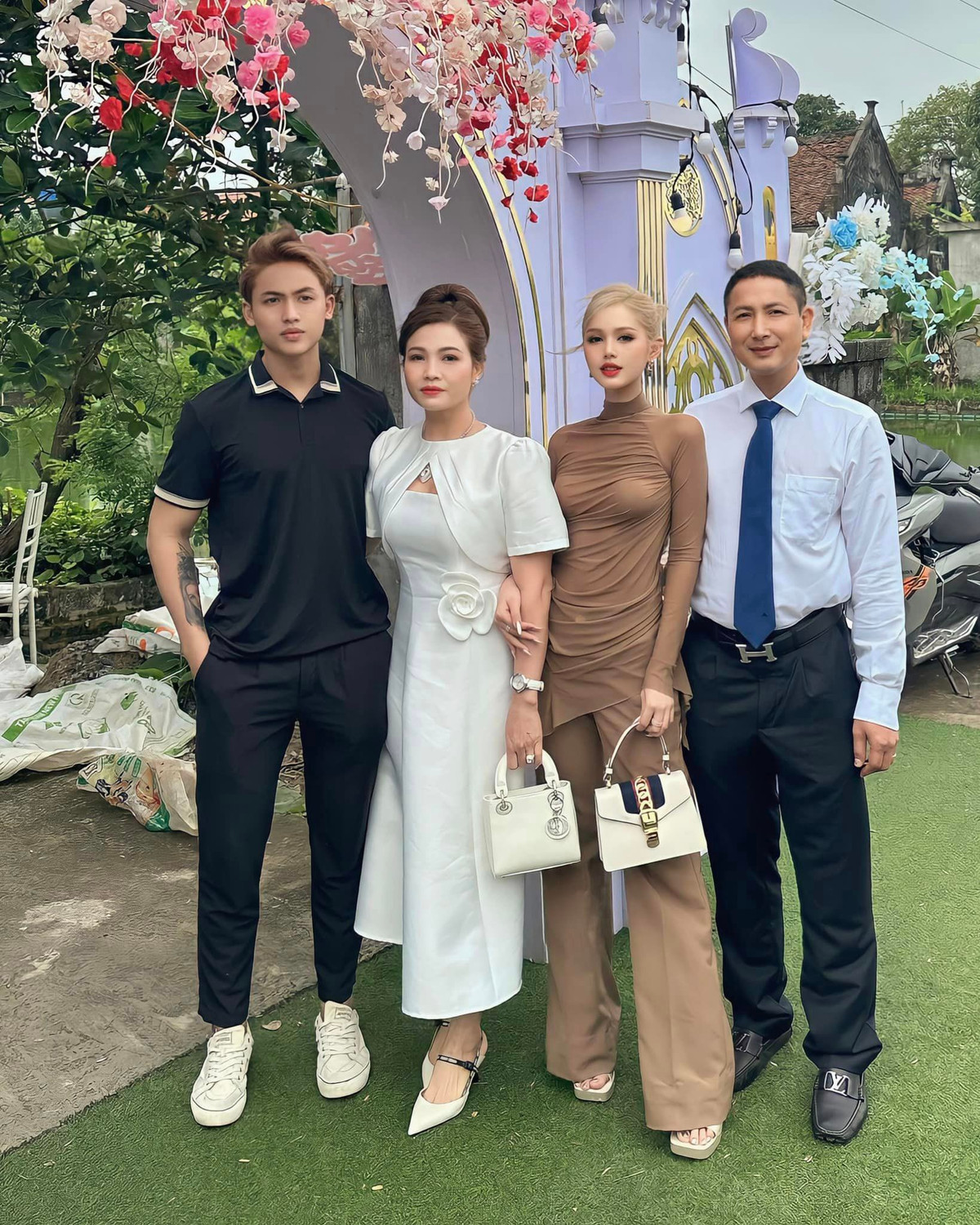 Cả bố mẹ và anh trai Xoài Non đều sở hữu chiều cao lẫn vóc dáng cân đối. Nàng hotgirl được nhận xét thừa hưởng gen trội của ông bố cực phẩm.