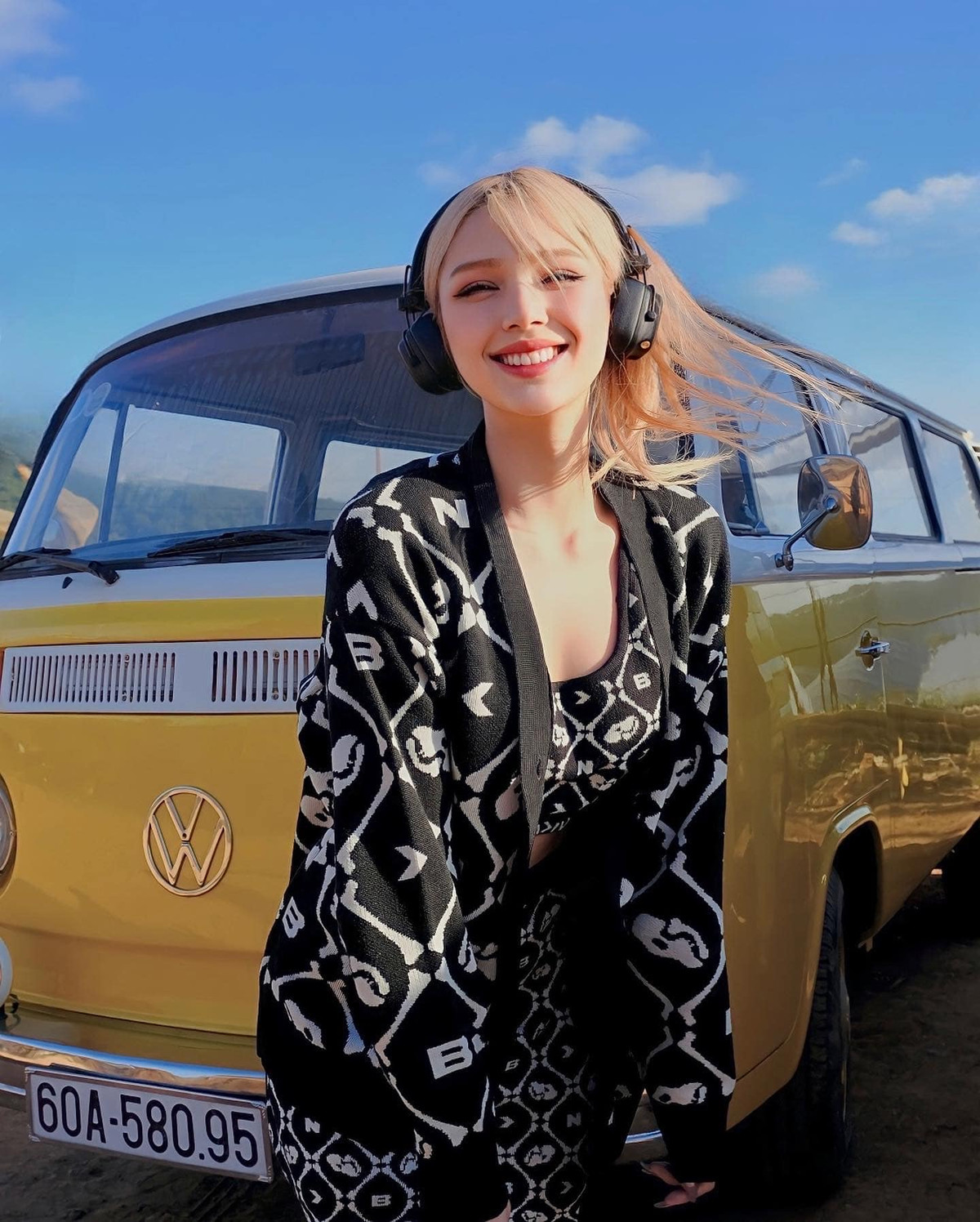 Thường xuyên là khách mời của những bữa tiệc cưới, hot girl Xoài Non luôn biết cách lựa chọn trang phục sao cho hợp hoàn cảnh nhất có thể.