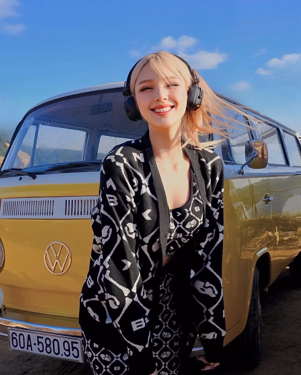 Thường xuyên là khách mời của những bữa tiệc cưới, hot girl Xoài Non luôn biết cách lựa chọn trang phục sao cho hợp hoàn cảnh nhất có thể.