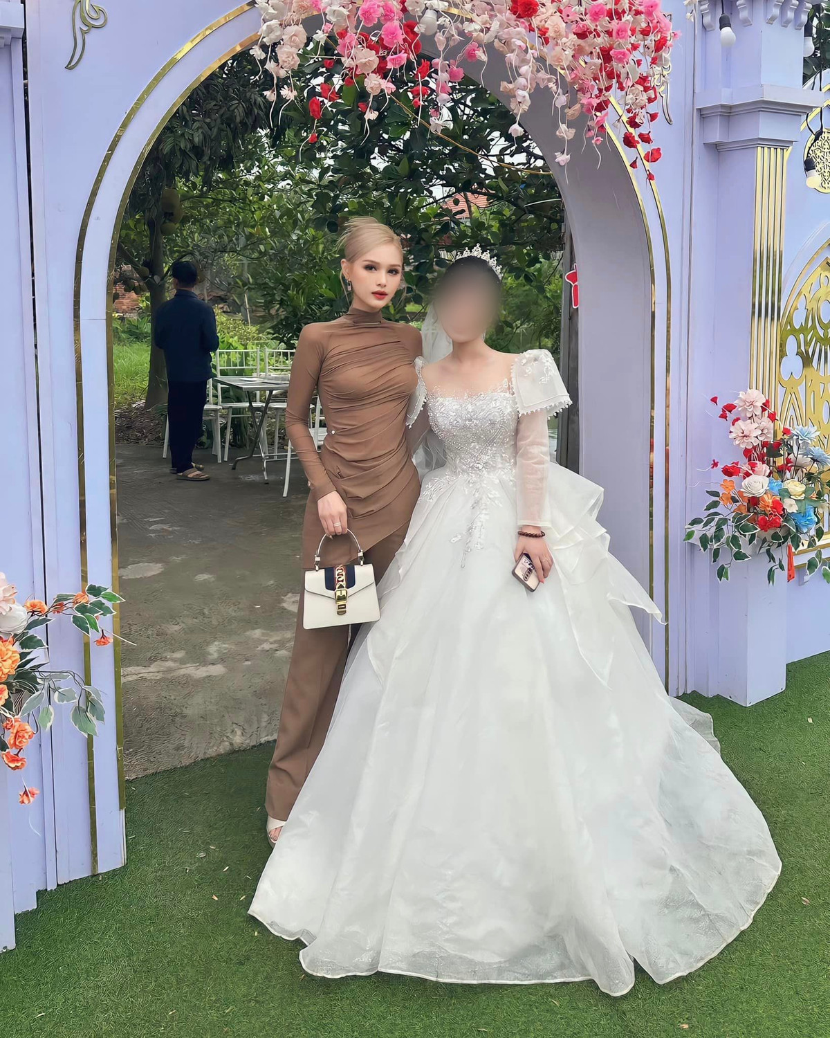 Xem hình ảnh này, cư dân mạng đều bày tỏ trầm trồ vì visual cực xuất sắc của các thành viên gia đình Xoài Non.