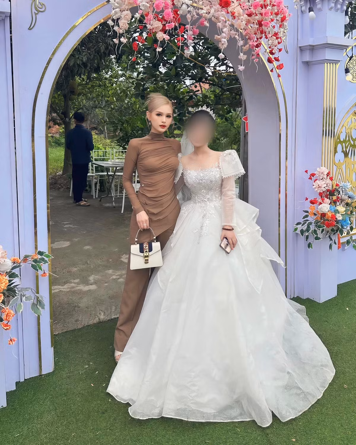 Xem hình ảnh này, cư dân mạng đều bày tỏ trầm trồ vì visual cực xuất sắc của các thành viên gia đình Xoài Non.