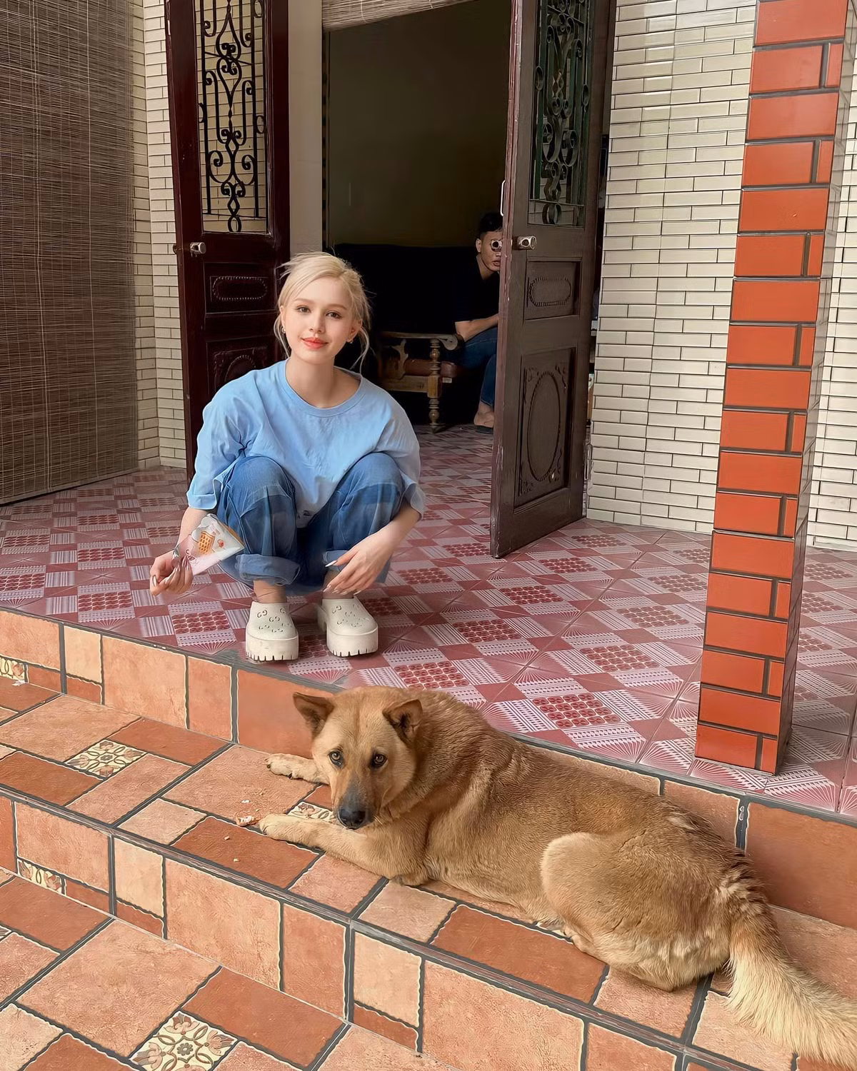 Bên cạnh hình ảnh gia đình, bà xã Xemesis cũng tiết lộ nhiều khoảnh khắc bình dị cùng anh em ở quê.