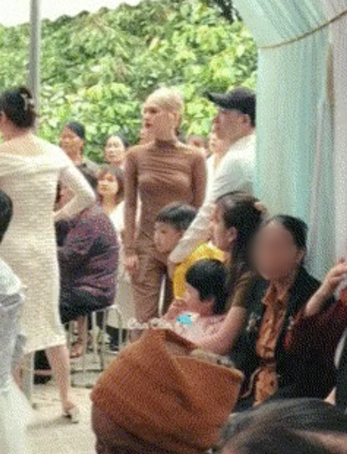 Vợ Xemesis diện trang phục kín đáo nhưng rất nền nã, sang trọng khéo léo khoe body nuột nà.